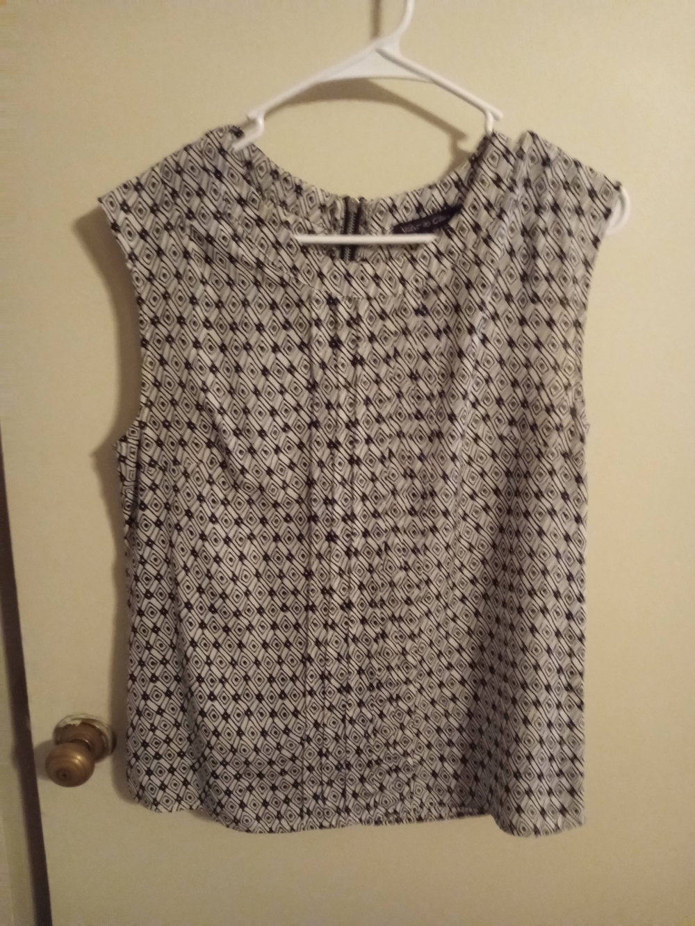 Violet & Claire Black and White Geometric Sleeveless Top